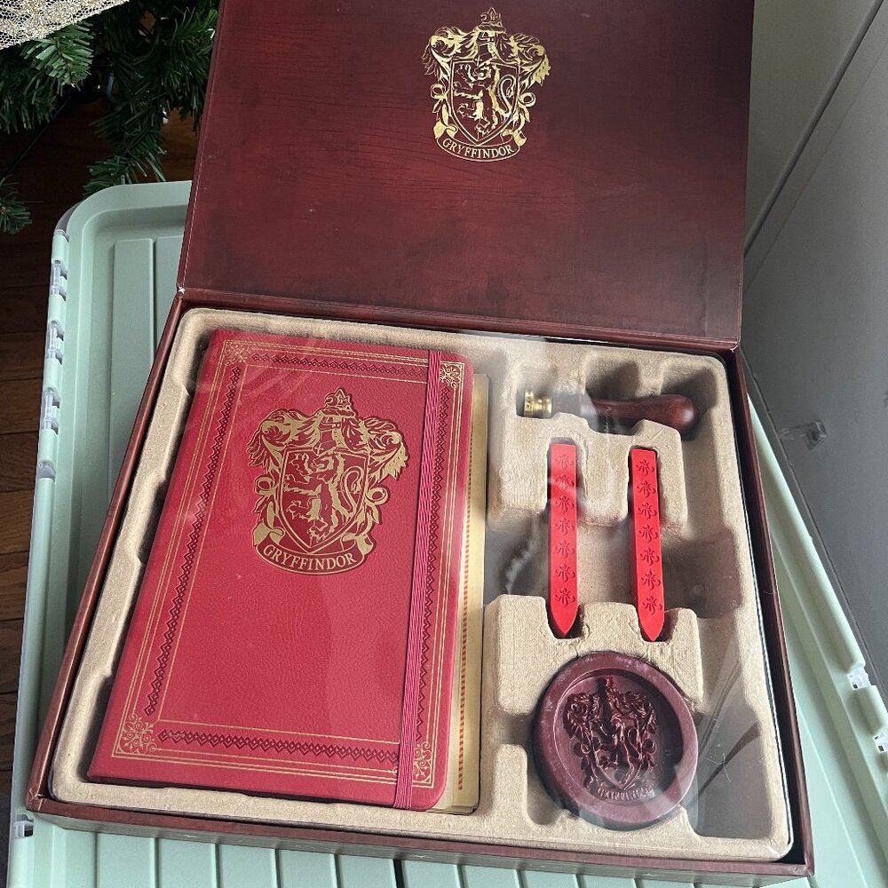 Brand new unused Insight Editions Harry Potter Gryffindor Deluxe Stationery Set